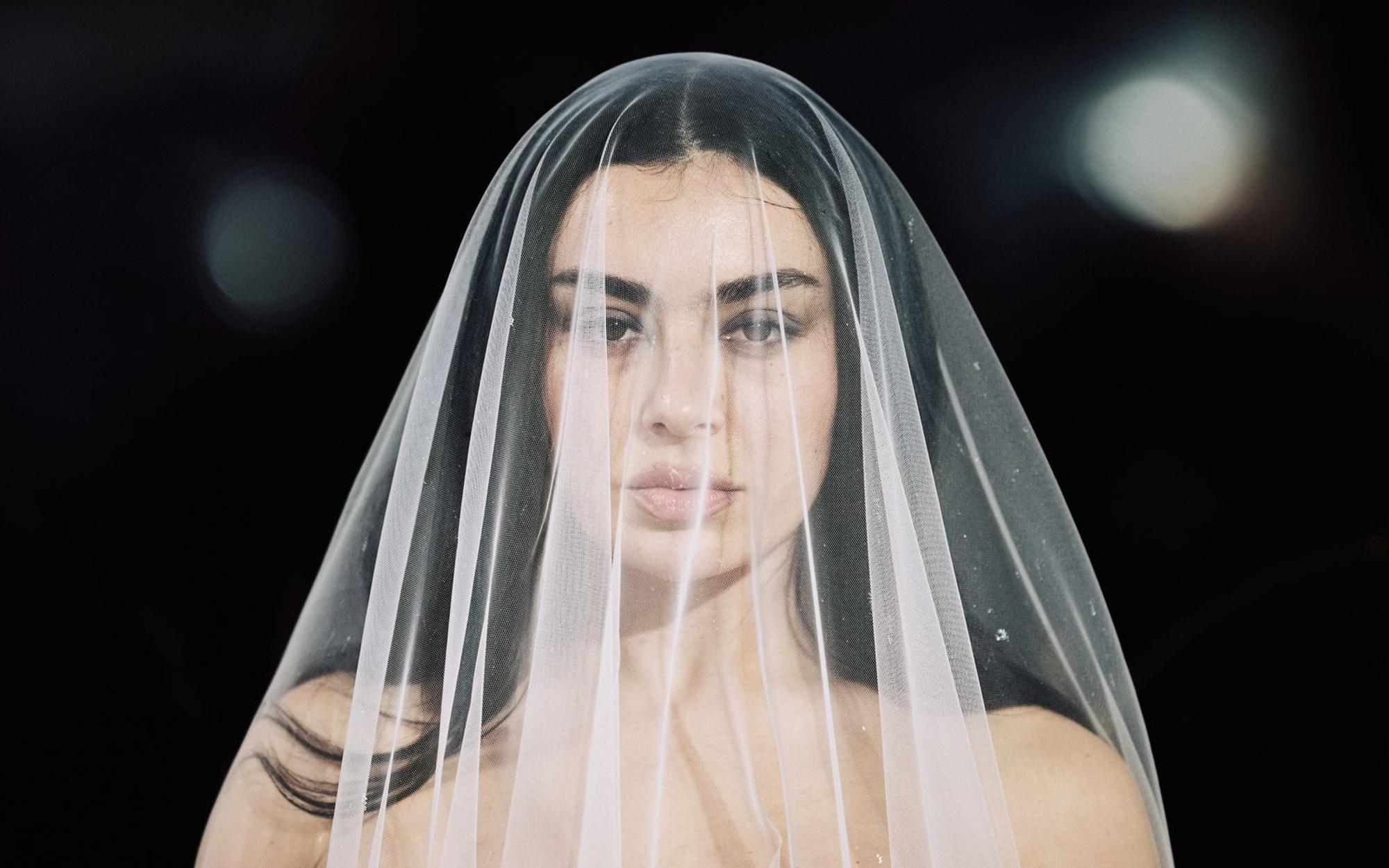 Charli XCX präsentiert sich auf „Music, Fashion, Film“ mit einem neuen Image. (Bild: 2026 Getty Images/Gareth Cattermole)