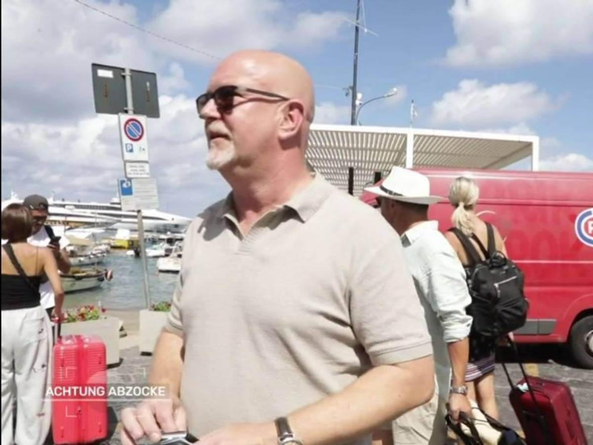 Bevor Peter Giesel und sein „Achtung Abzocke“-Team in die Blaue Grotte aufbrechen, erlebt der TV-Reporter im Hafen von Capri selbst, wie schnell man dort gescammt werden kann. (Bild: Joyn)