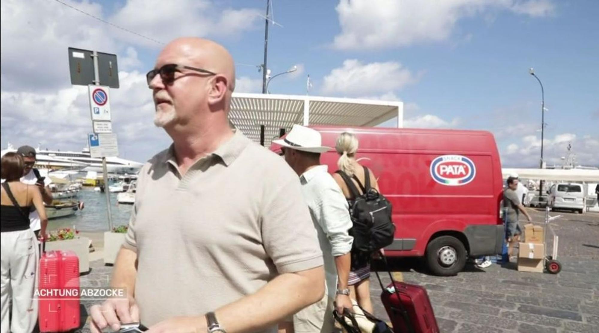 Bevor Peter Giesel und sein „Achtung Abzocke“-Team in die Blaue Grotte aufbrechen, erlebt der TV-Reporter im Hafen von Capri selbst, wie schnell man dort gescammt werden kann. (Bild: Joyn)