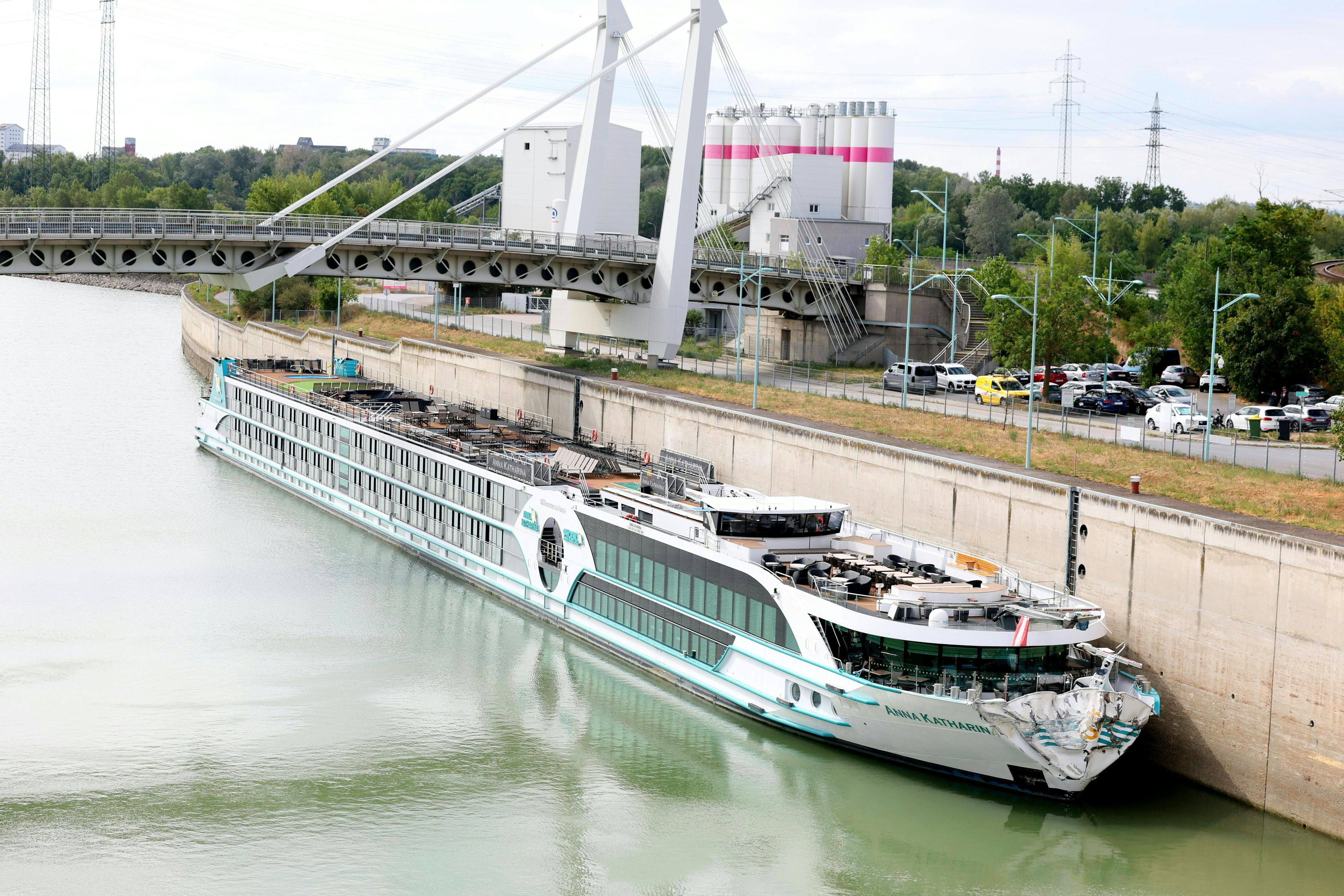 Ein Flusskreuzfahrtschiff, die „MS Anna Katharina“, mit etwa 200 Personen an Bord ist bei der Schleuse Freudenau in Wien gegen die Kaimauer sowie ein Schleusentor geprallt.