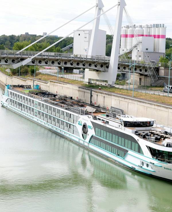 Ein Flusskreuzfahrtschiff, die „MS Anna Katharina“, mit etwa 200 Personen an Bord ist bei der Schleuse Freudenau in Wien gegen die Kaimauer sowie ein Schleusentor geprallt.