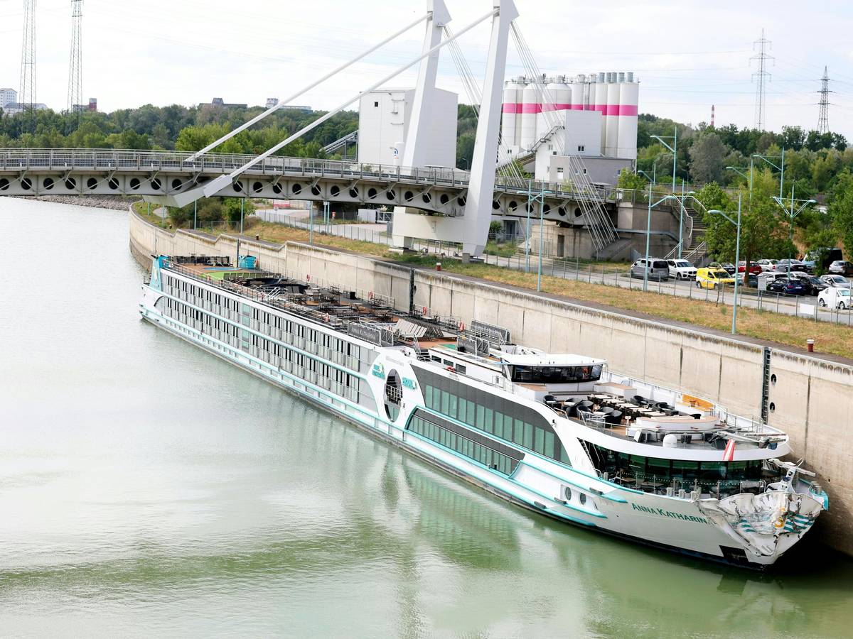 Ein Flusskreuzfahrtschiff, die „MS Anna Katharina“, mit etwa 200 Personen an Bord ist bei der Schleuse Freudenau in Wien gegen die Kaimauer sowie ein Schleusentor geprallt.