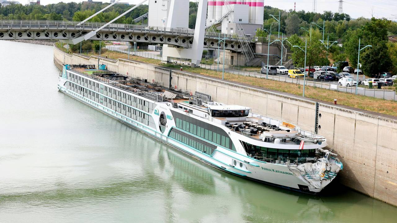 Ein Flusskreuzfahrtschiff, die „MS Anna Katharina“, mit etwa 200 Personen an Bord ist bei der Schleuse Freudenau in Wien gegen die Kaimauer sowie ein Schleusentor geprallt.