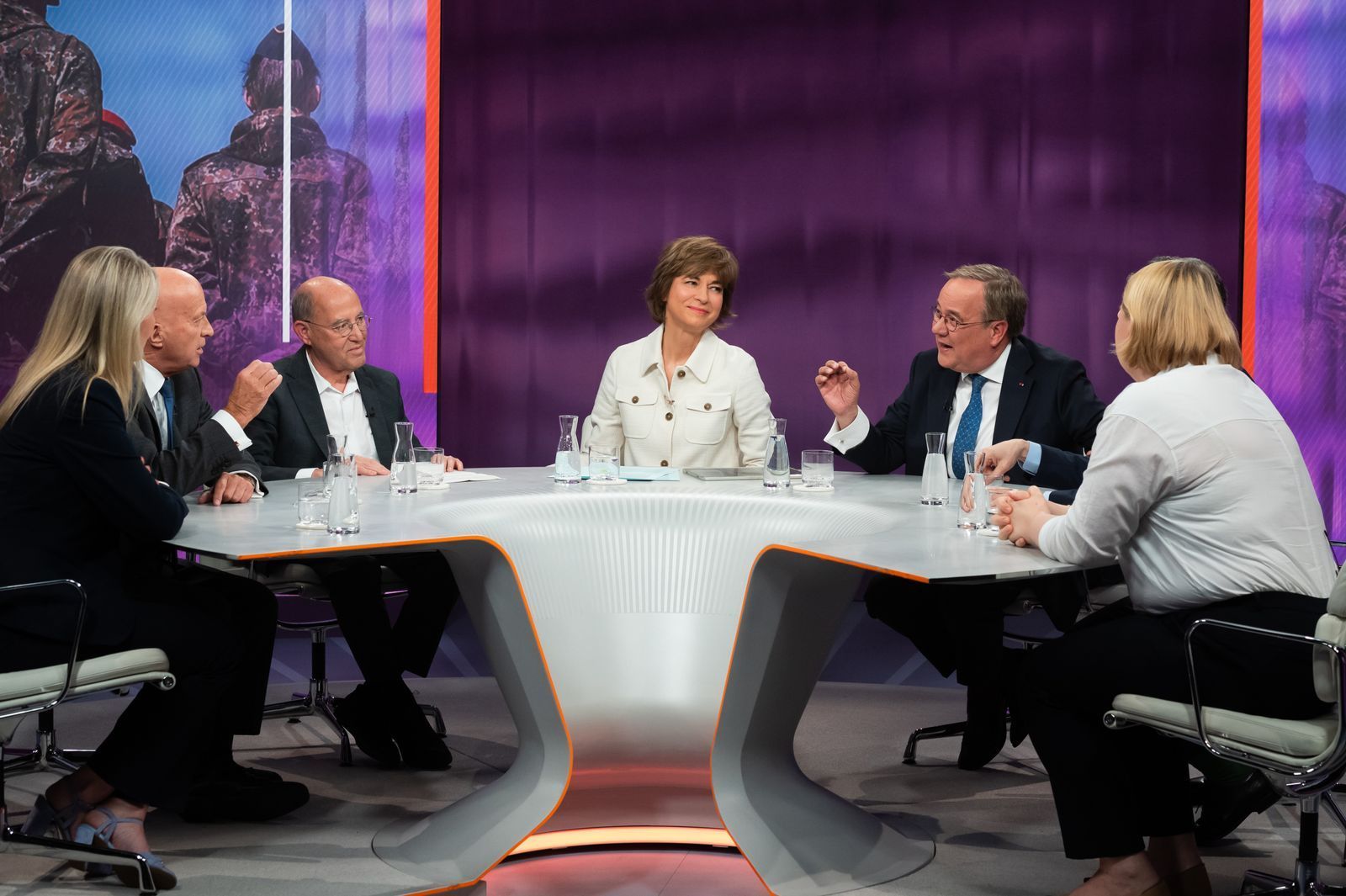 Bei „Maybrit Illner“ beschäftigte sich die Runde unter anderem mit dem Szenario einer Regierungsbeteiliigung der AfD. (Bild: ZDF / Jule Roehr)