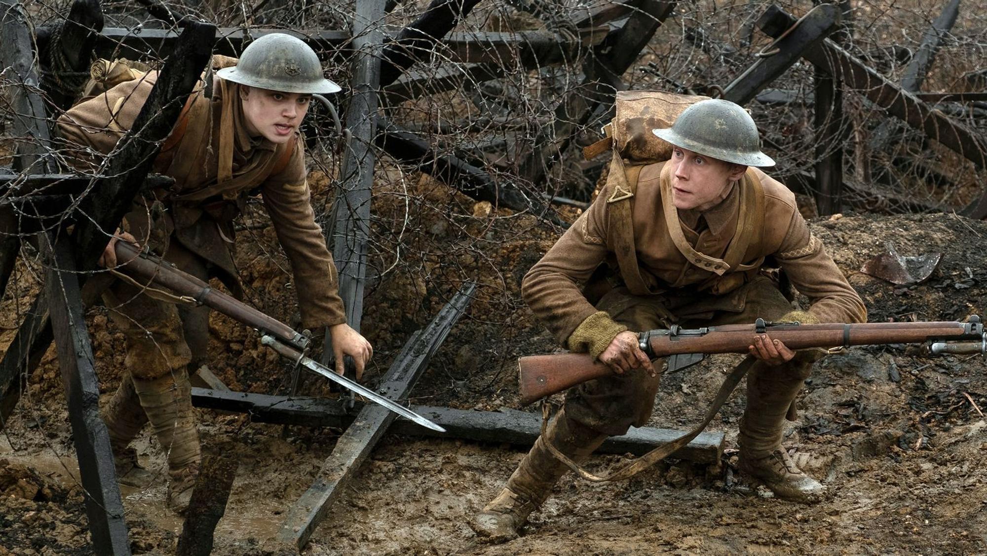Die britischen Soldaten Blake (Dean-Charles Chapman, links) und Schofield (George MacKay) sollen ein entfernt stationiertes Bataillon vor einer Falle der Deutschen warnen. (Bild: RTLZWEI)