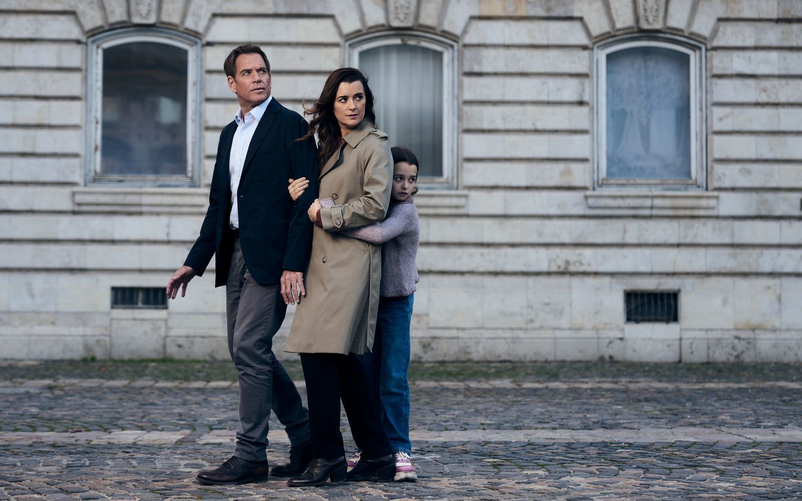 Nach einigen ruhigen Jahren in Paris sind Tony (Michael Weatherly), Ziva (Coté de Pablo, Mitte) und Tail (Isla Gie) plötzlich in Gefahr.  (Bild: Leonine/2026 Paramount Pictures)