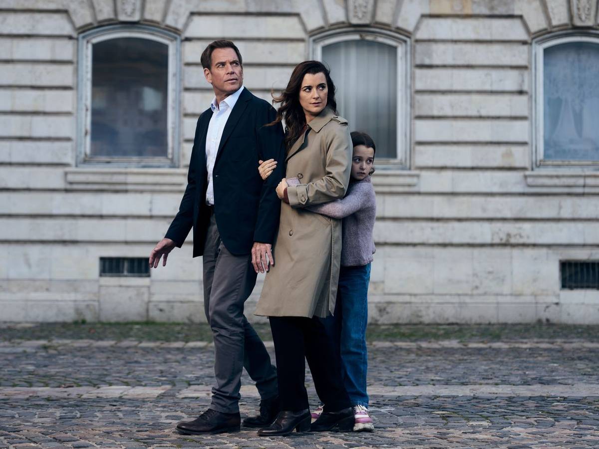 Nach einigen ruhigen Jahren in Paris sind Tony (Michael Weatherly), Ziva (Coté de Pablo, Mitte) und Tail (Isla Gie) plötzlich in Gefahr. (Bild: Leonine/2026 Paramount Pictures)