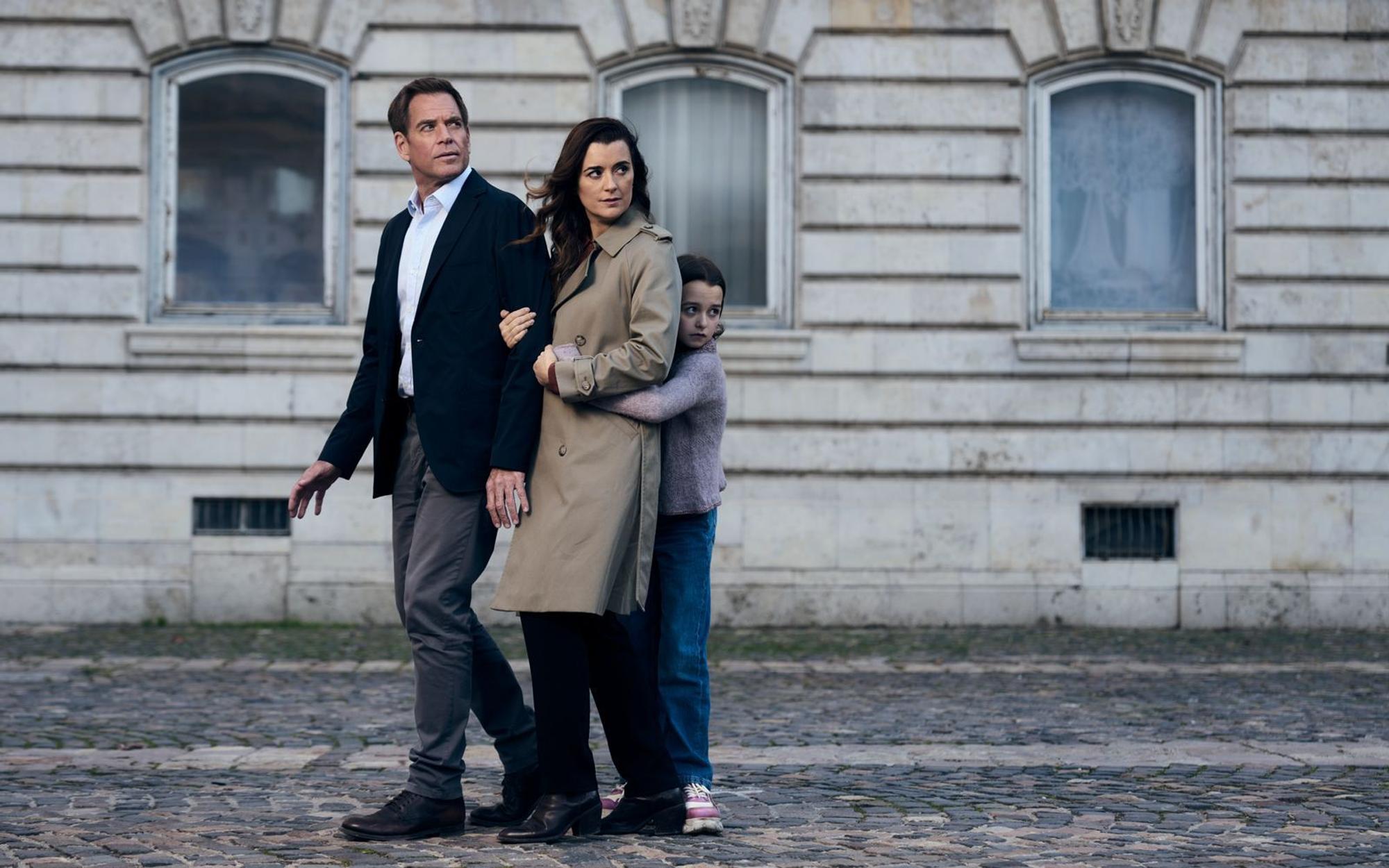 Nach einigen ruhigen Jahren in Paris sind Tony (Michael Weatherly), Ziva (Coté de Pablo, Mitte) und Tail (Isla Gie) plötzlich in Gefahr. (Bild: Leonine/2026 Paramount Pictures)