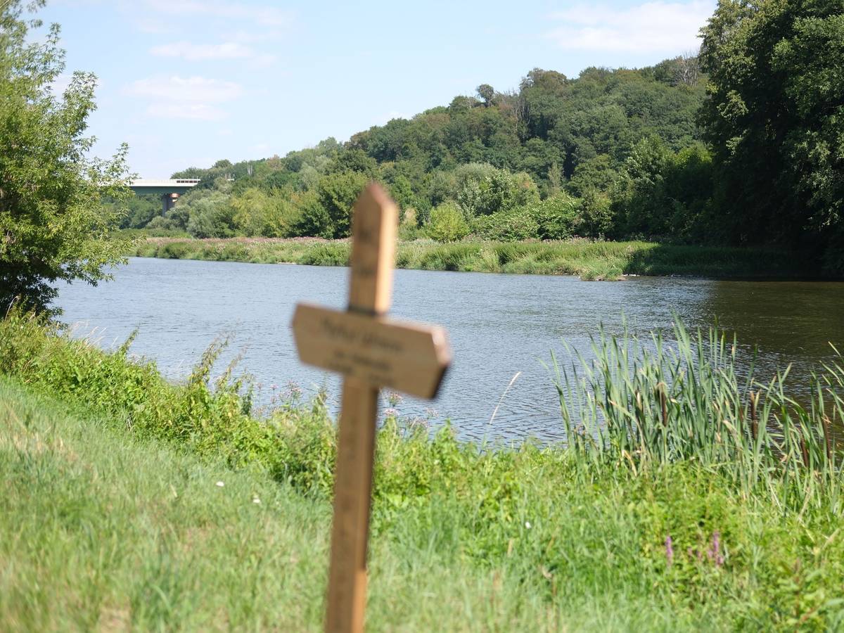 Ein Holzkreuz am Ufer der Mulde