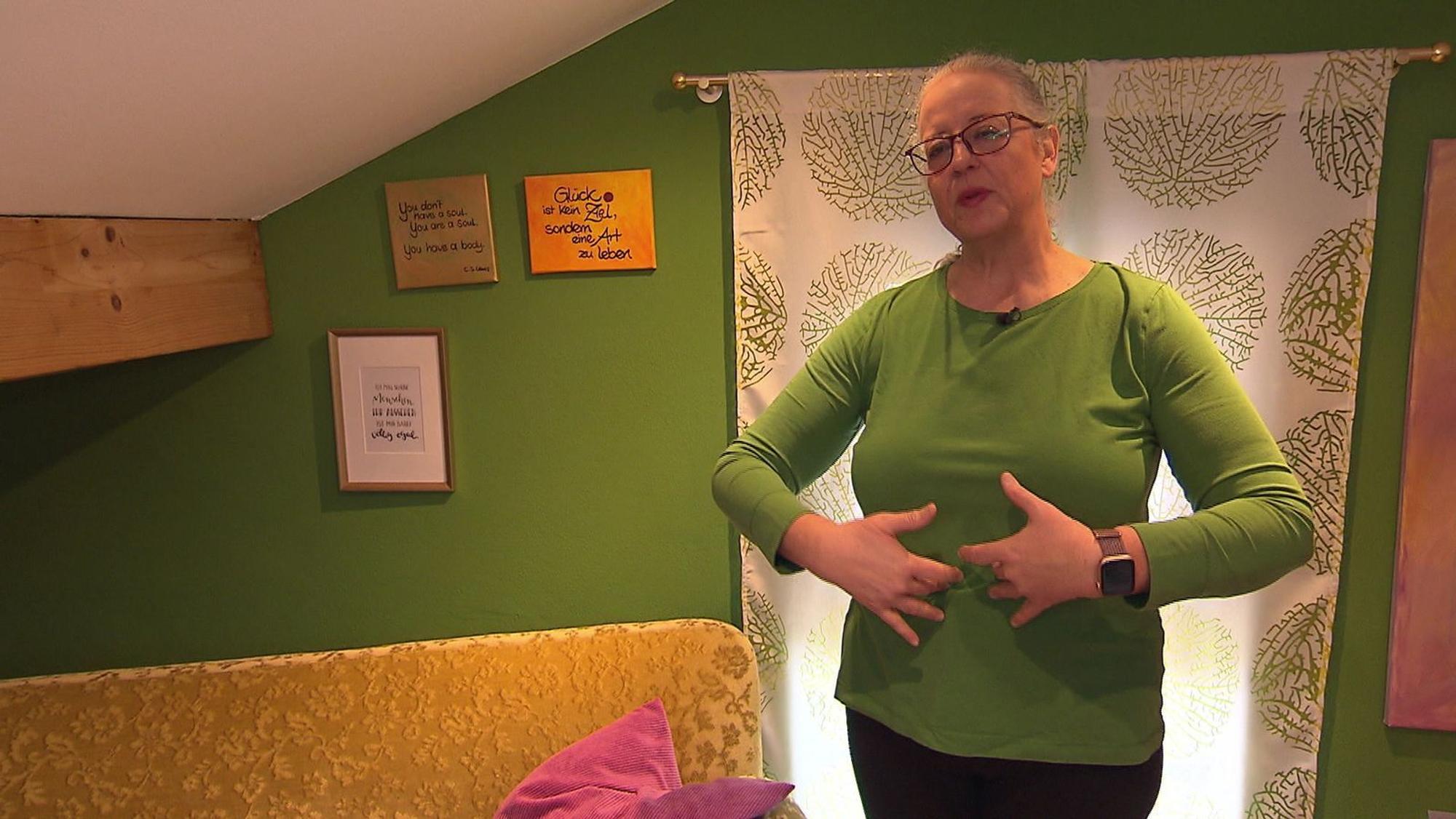 Im ehemaligen Zimmer ihres Sohnes arbeitet Gudrun inzwischen als Resilienzberaterin.
(Bild: RTL)