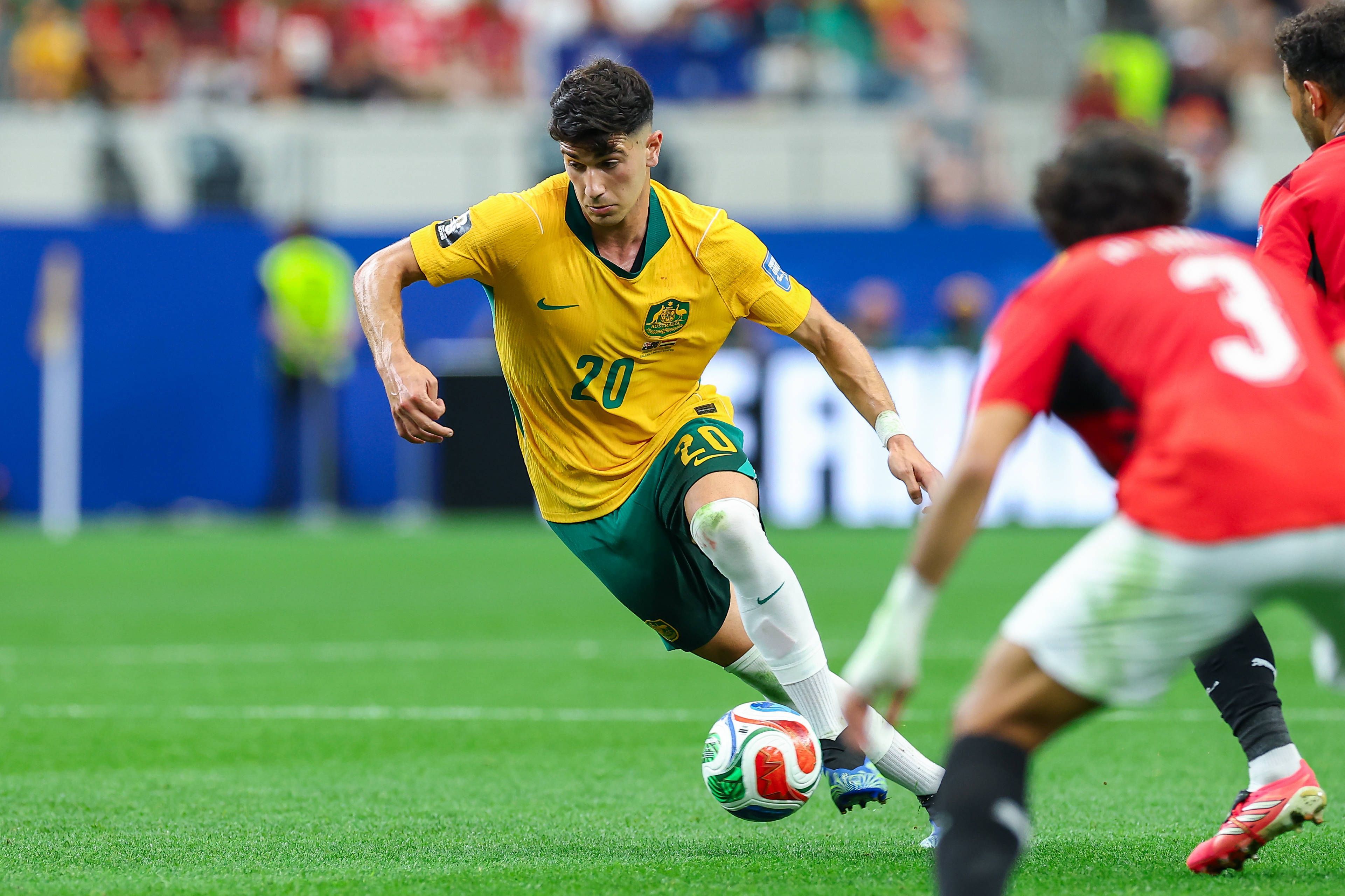 Cristian Volpato mit Ball in Aktion.