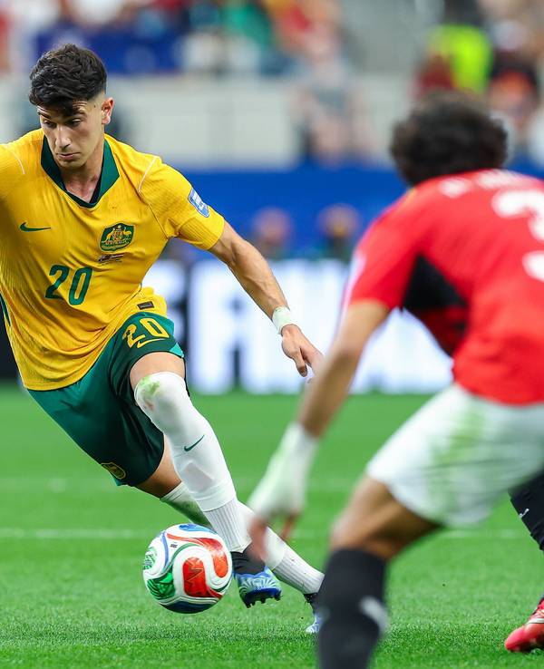 Cristian Volpato mit Ball in Aktion.