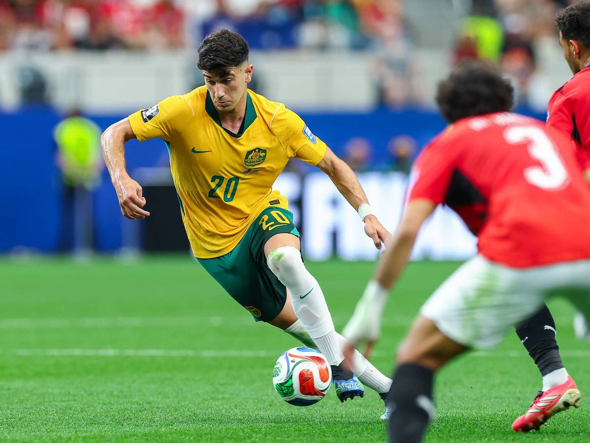 Cristian Volpato mit Ball in Aktion.