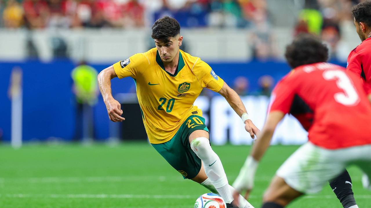 Cristian Volpato mit Ball in Aktion.