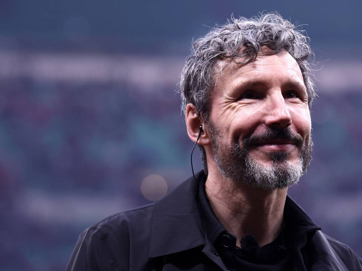 Mark van Bommel lächelt.