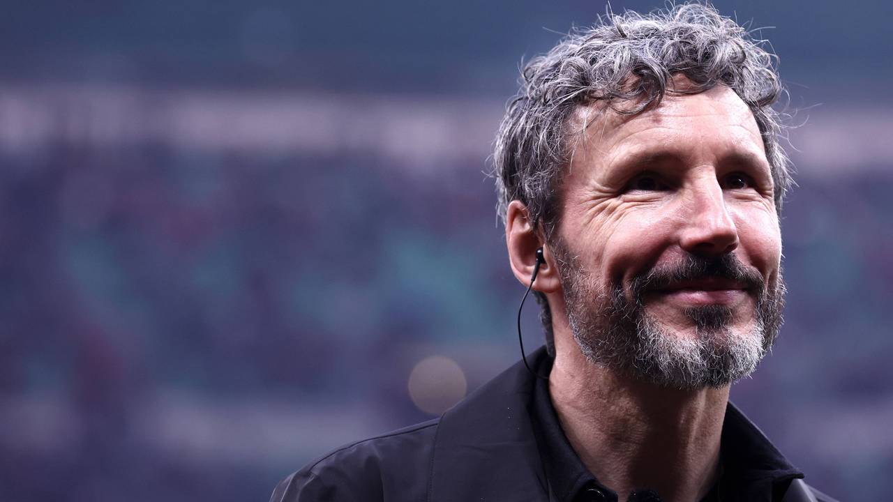 Mark van Bommel lächelt.