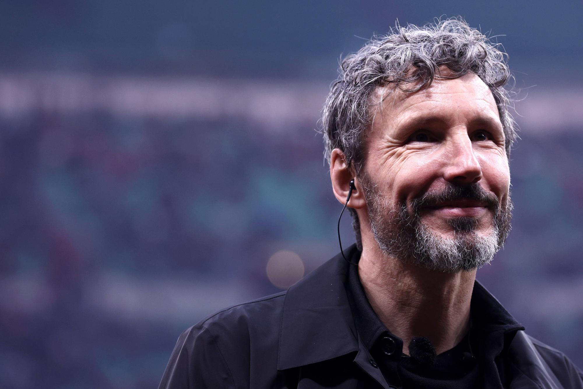 Mark van Bommel lächelt.