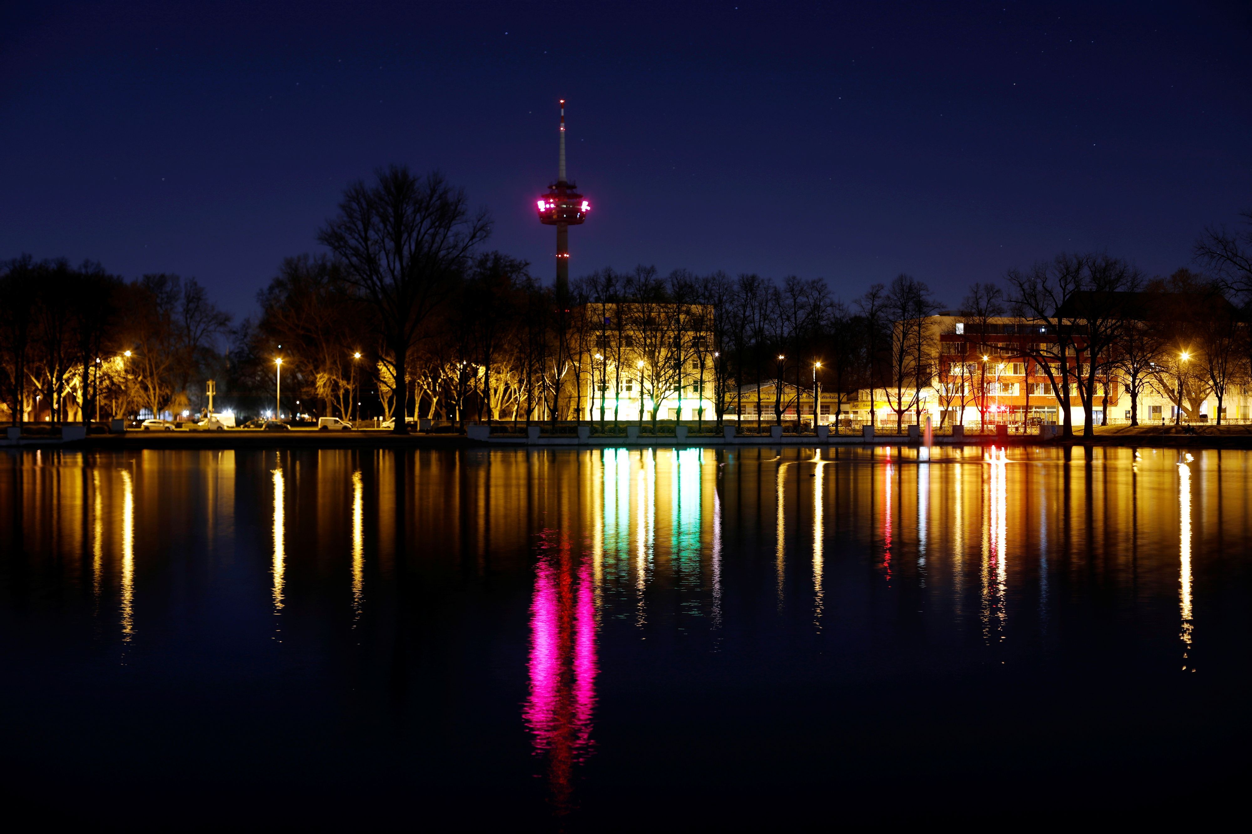Viele Wege im Hiroshima-Nagasaki-Park am Aachener Weiher liegen nachts im Dunkeln.