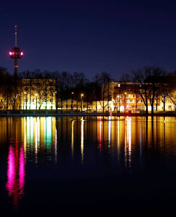 Viele Wege im Hiroshima-Nagasaki-Park am Aachener Weiher liegen nachts im Dunkeln.