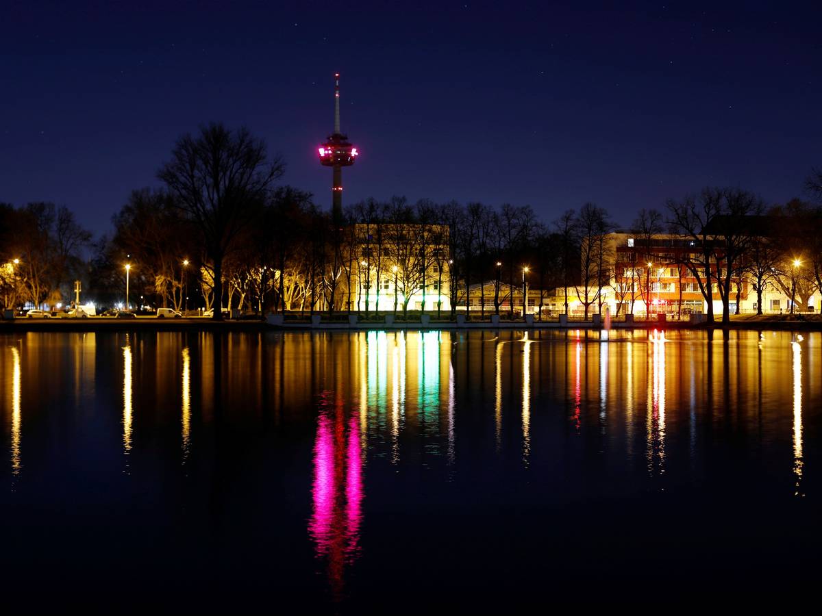 Viele Wege im Hiroshima-Nagasaki-Park am Aachener Weiher liegen nachts im Dunkeln.