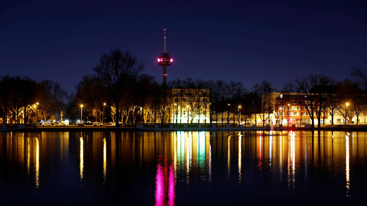 Viele Wege im Hiroshima-Nagasaki-Park am Aachener Weiher liegen nachts im Dunkeln.