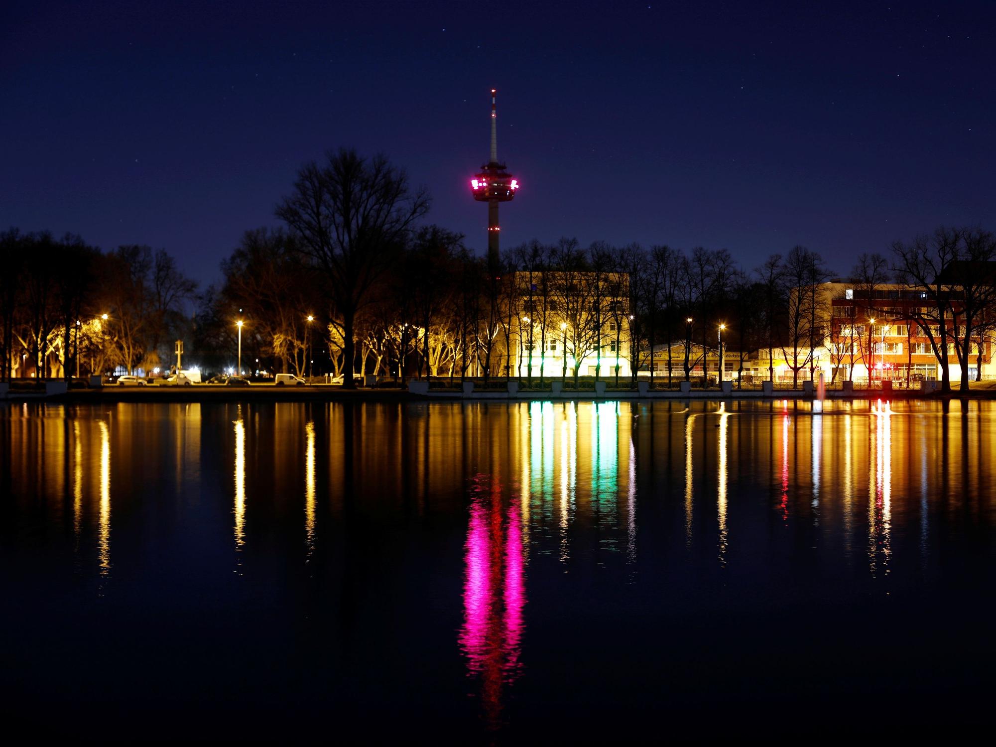 Viele Wege im Hiroshima-Nagasaki-Park am Aachener Weiher liegen nachts im Dunkeln.