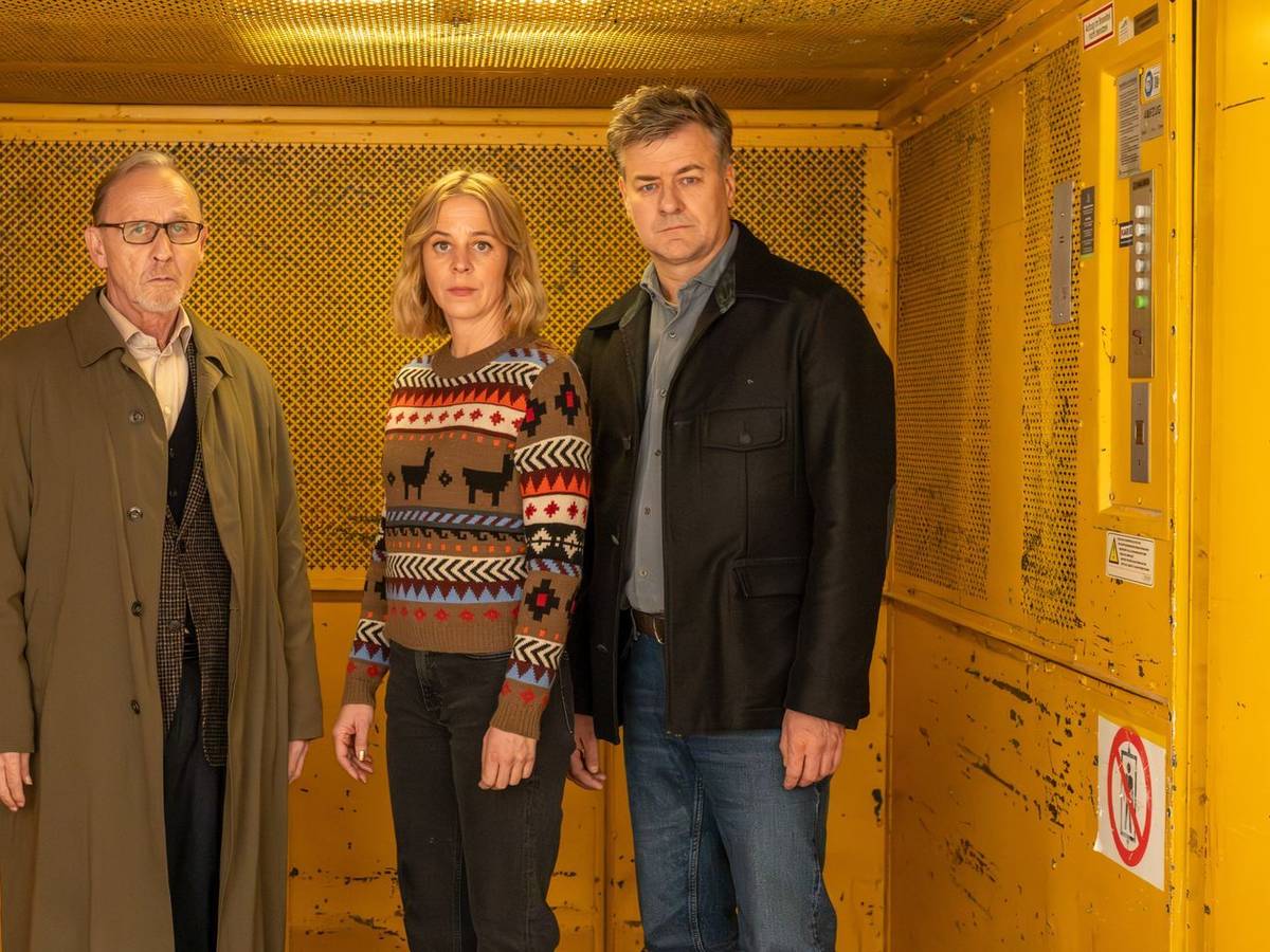 Noch zweimal sind Ludwig Schaller (Alexander Held, links), Angelika Flierl (Bernadette Heerwagen) und Harald Neuhauser (Marcus Mittermeier) gemeinsam bei ihren Ermittlungen in „München Mord“ zu sehen. Nach Alexander Helds Tod machen die anderen beiden zu zweit weiter. (Bild: ZDF/Susanne Bernhard)