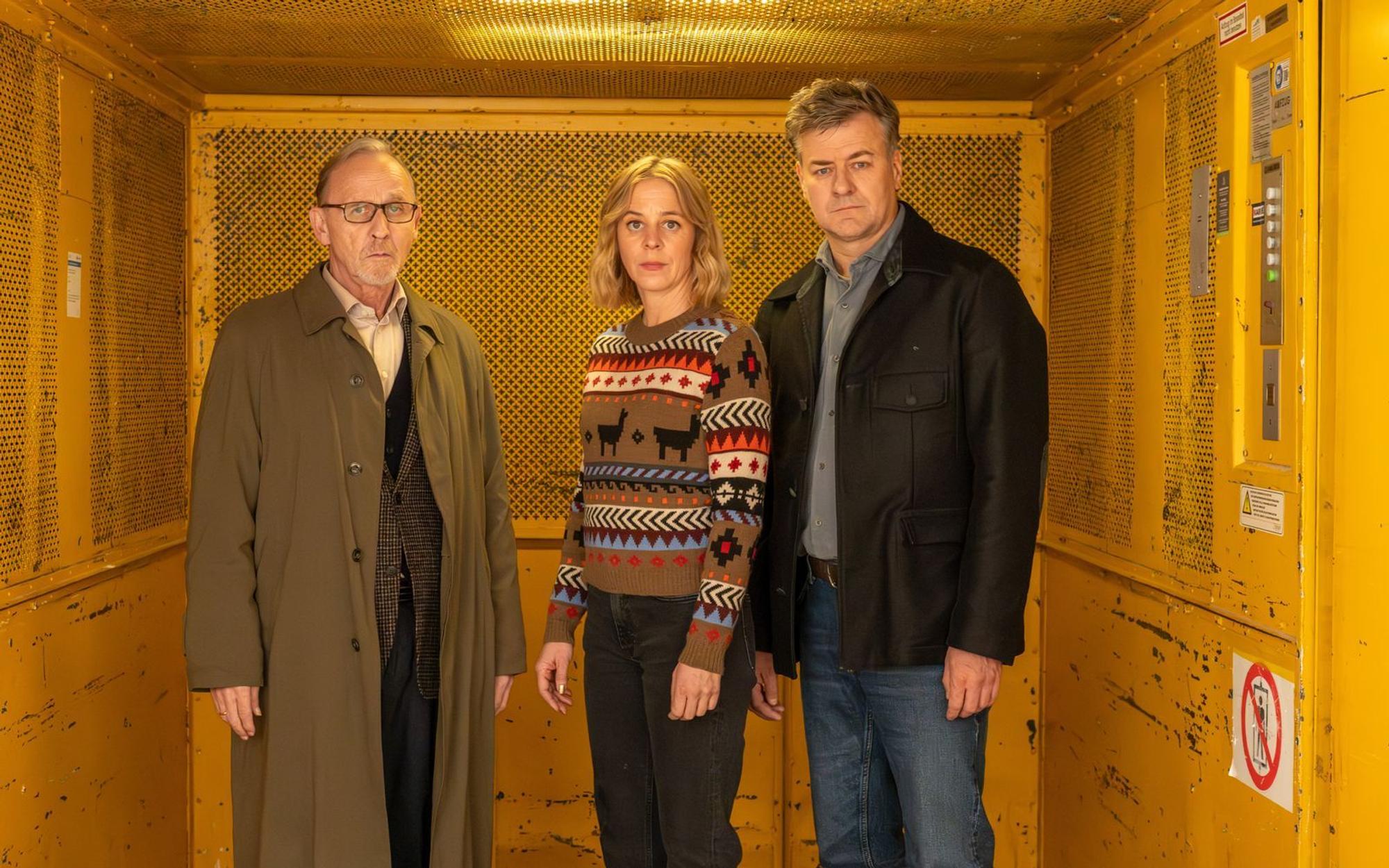 Noch zweimal sind Ludwig Schaller (Alexander Held, links), Angelika Flierl (Bernadette Heerwagen) und Harald Neuhauser (Marcus Mittermeier) gemeinsam bei ihren Ermittlungen in „München Mord“ zu sehen. Nach Alexander Helds Tod machen die anderen beiden zu zweit weiter. (Bild: ZDF/Susanne Bernhard)