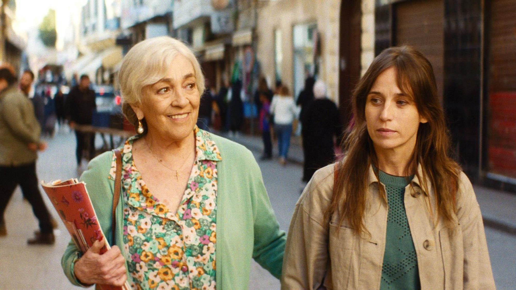 María Ángeles (Carmen Maura, links) freut sich über den Besuch ihrer Tochter Clara Muñoz (Marta Etura). (Bild: Pandora Film)