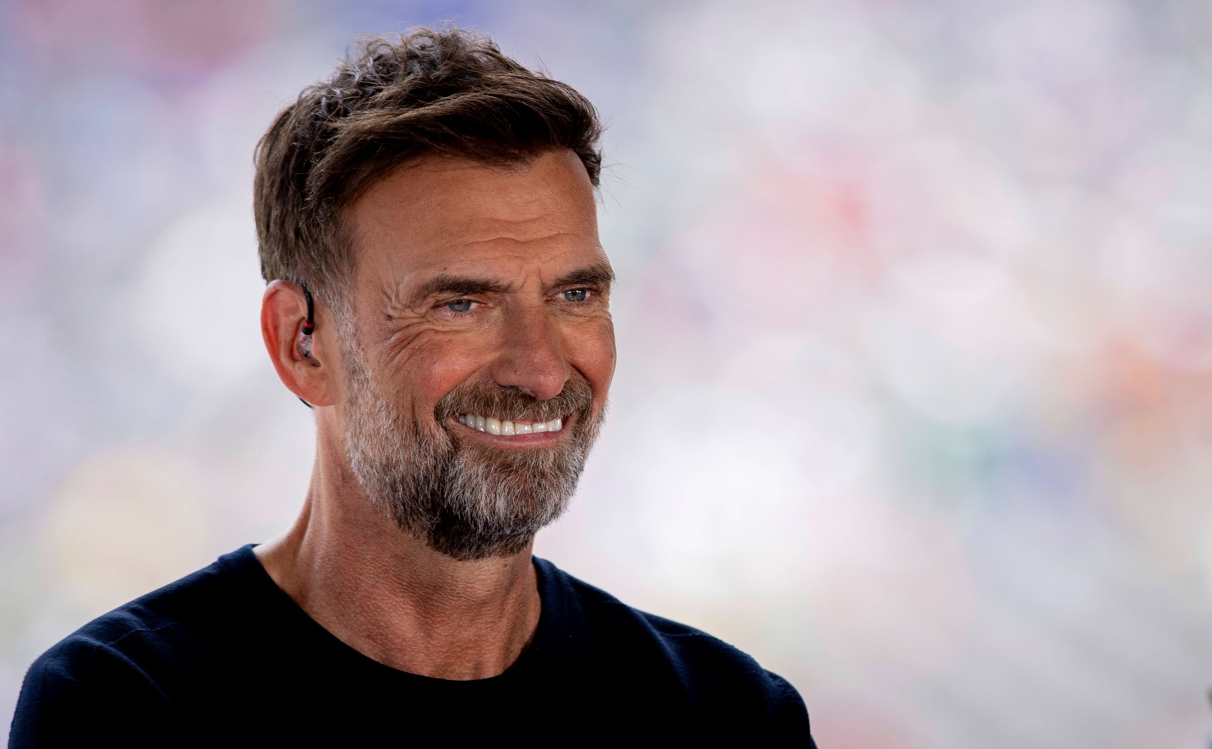 Jürgen Klopp grinst.
