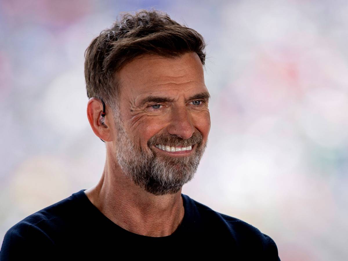 Jürgen Klopp grinst.