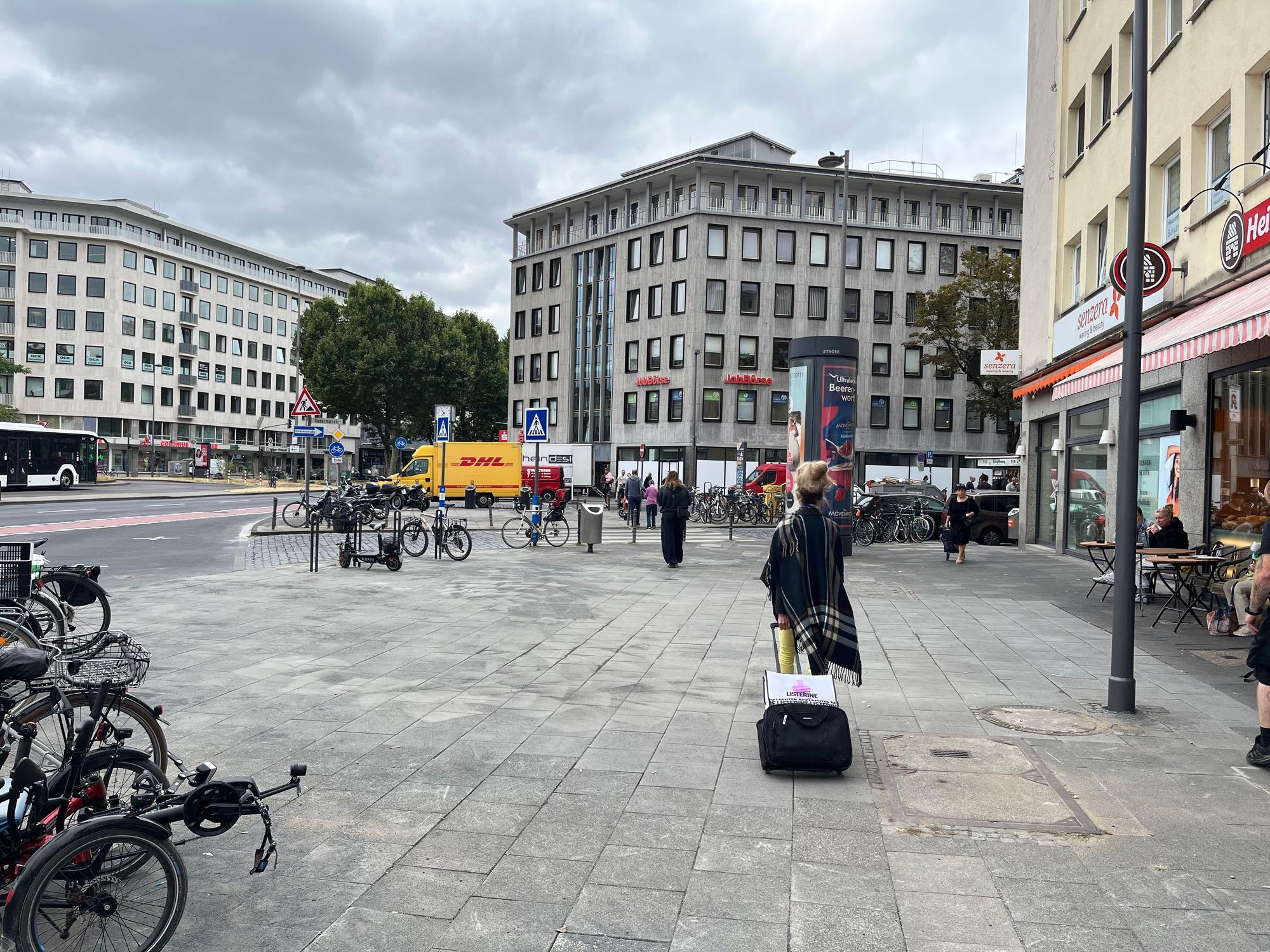 Die gedeckelten Zugänge am Ebertplatz. Vom früheren Zugang ist nichts mehr zu sehen.
