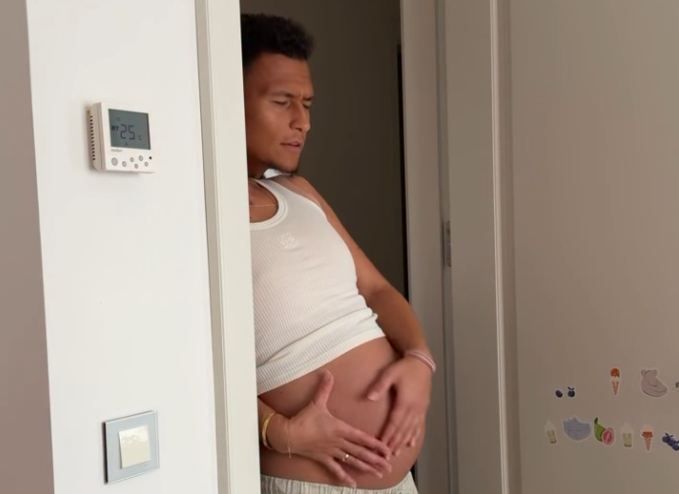Davie Selke streichelt den Babybauch seiner Frau, deren Kopf aber nicht zu sehen ist.
