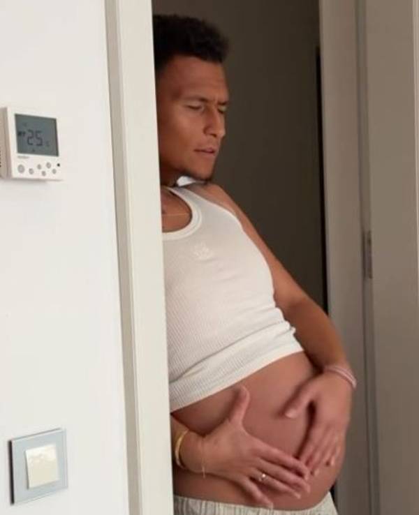 Davie Selke streichelt den Babybauch seiner Frau, deren Kopf aber nicht zu sehen ist.