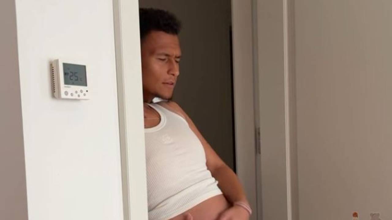 Davie Selke streichelt den Babybauch seiner Frau, deren Kopf aber nicht zu sehen ist.
