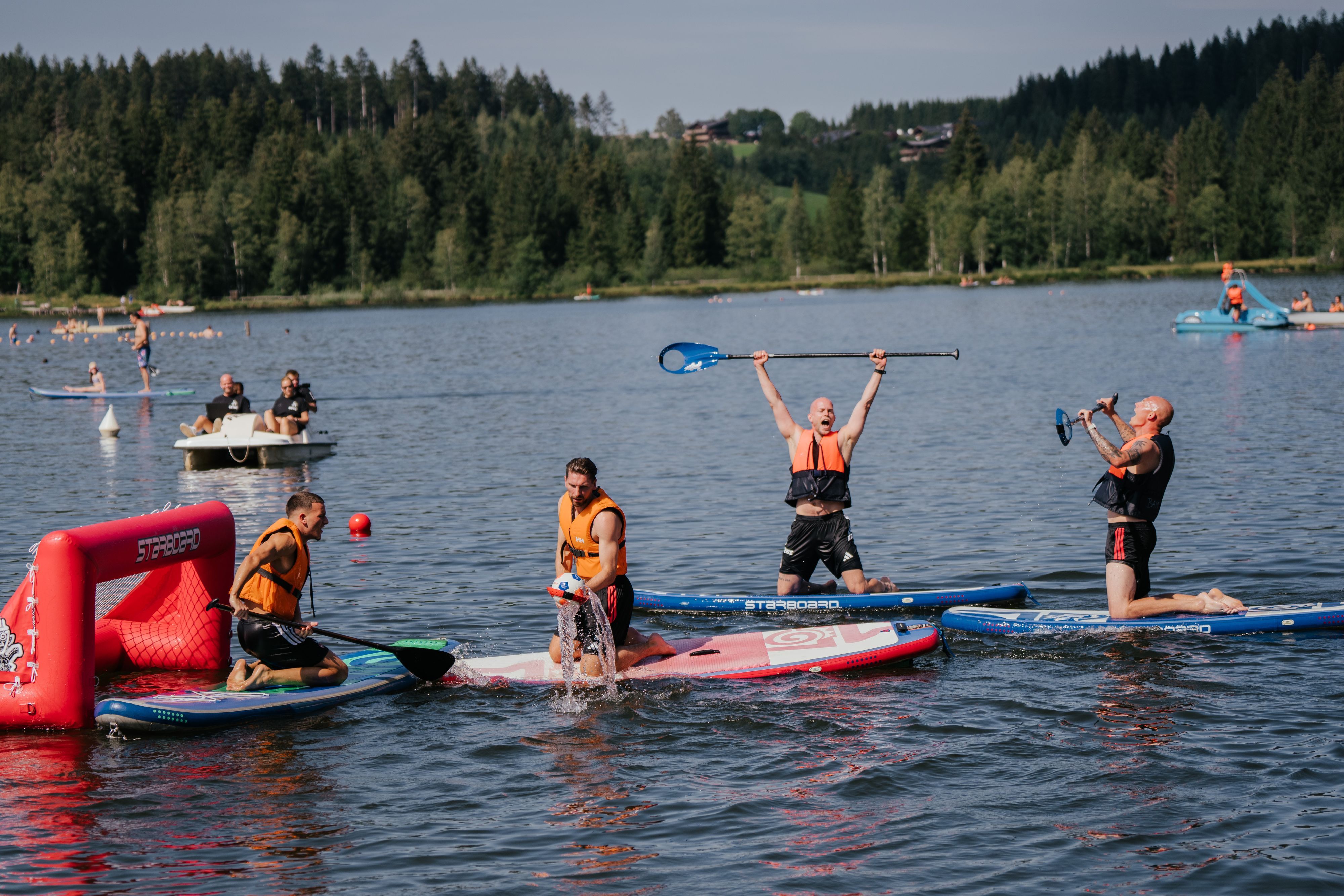Unter anderem spielten Said El Mala und Co. eine Runde SUP-Polo – allerdings kniend statt stehend.