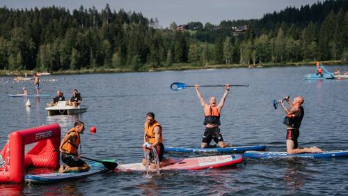 Unter anderem spielten Said El Mala und Co. eine Runde SUP-Polo – allerdings kniend statt stehend.