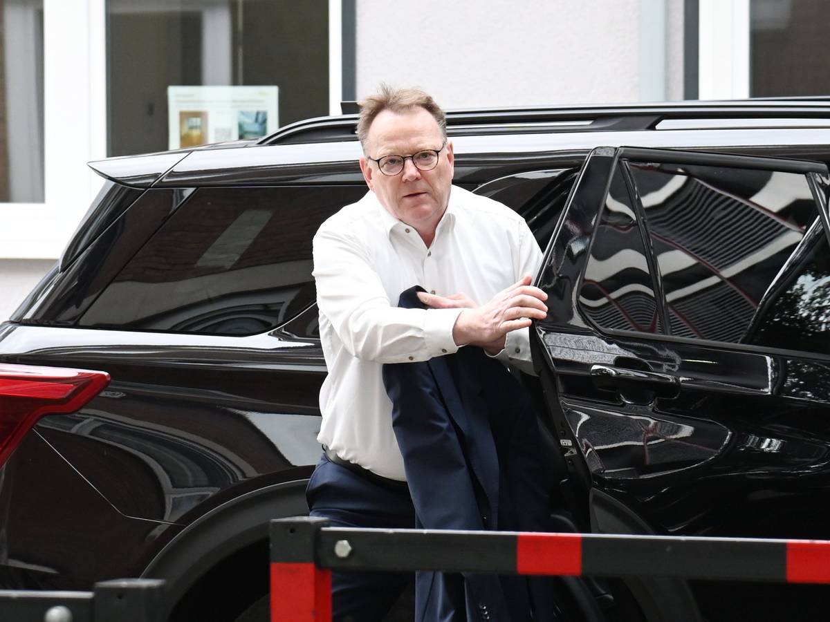 Der Kölner Oberbürgermeister Torsten Burmester steigt bei einem Termin aus seinem Dienstwagen.
