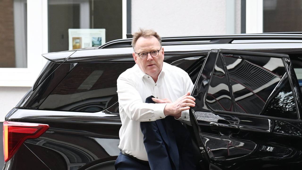 Der Kölner Oberbürgermeister Torsten Burmester steigt bei einem Termin aus seinem Dienstwagen.