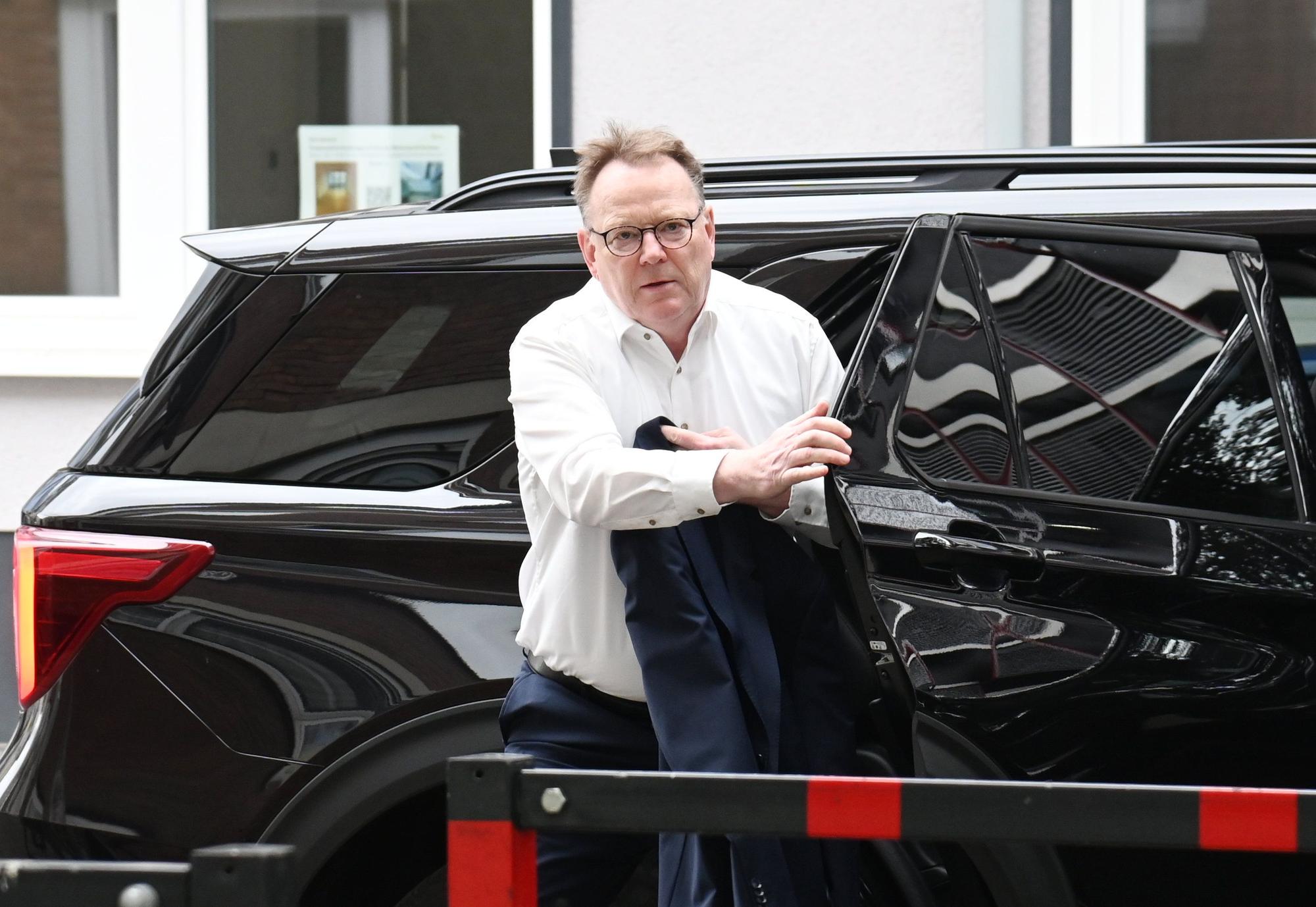 Der Kölner Oberbürgermeister Torsten Burmester steigt bei einem Termin aus seinem Dienstwagen.