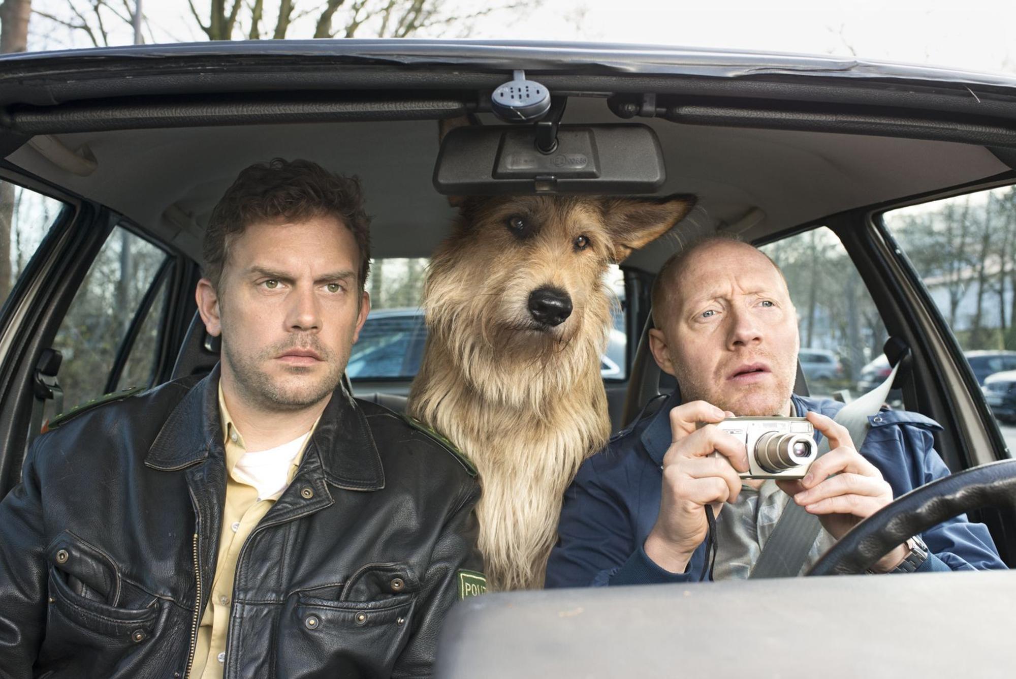 Mit Hund Ludwig auf Spähfahrt: Eberhofer (Sebastian Bezzel, links) und sein Kumpel Rudi (Simon Schwarz). (Bild: ARD Degeto/BR/2017 Constantin Film/Bernd Schuller)