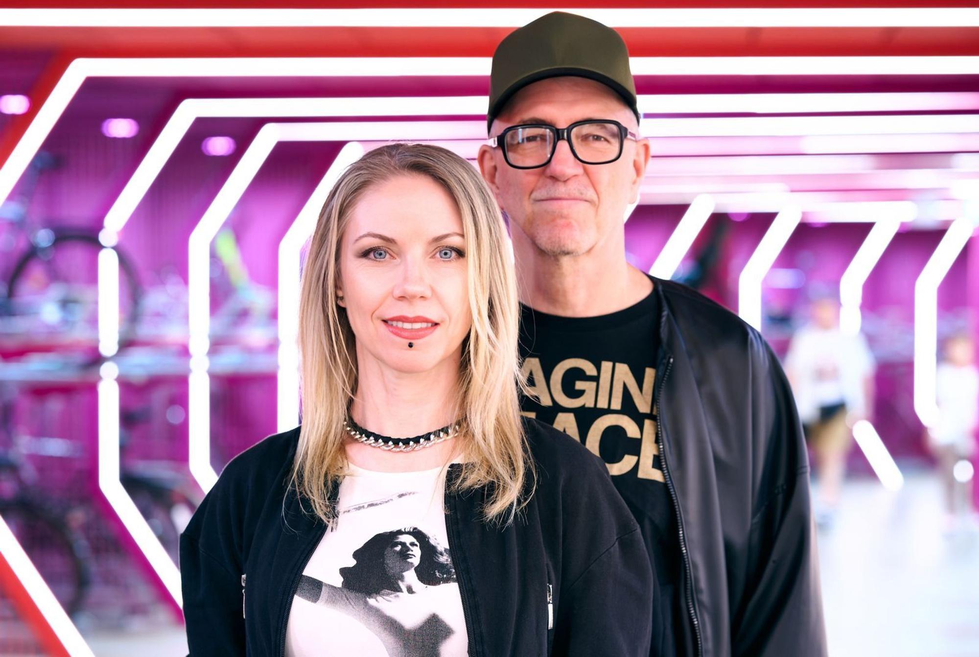 Schafft das Techno-Paar Dr. Motte und Ellen Dosch-Roeingh das Comeback der früheren Loveparade in Berlin unter neuem Namen? Der Dokumentarfilm „Love is Stronger“ begleitet das Projekt von 2022 bis 2025 und erzählt die Geschichte der Techno-Kultur.
(Bild: rbb/Thomas Twore)