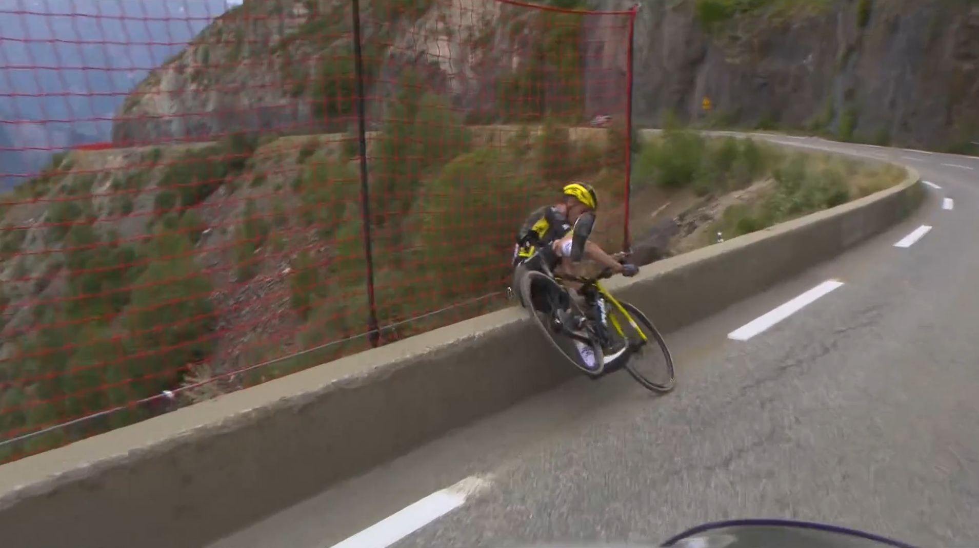 Bei der Tour de France stürzt Sepp Kuss.