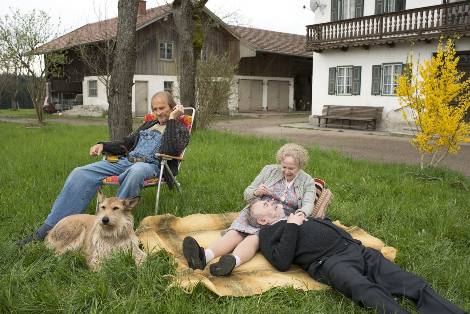 Eine neue Form der Idylle im Hause Eberhofer: Der Papa (Eisi Gulp, links), Hund Ludwig, die Oma (Enzi Fuchs) und ihre Jugendliebe Paul (Branko Samarovski) vertreiben sich die Zeit im Gras. (Bild: ARD Degeto/BR/2017 Constantin Film/Bernd Schuller)