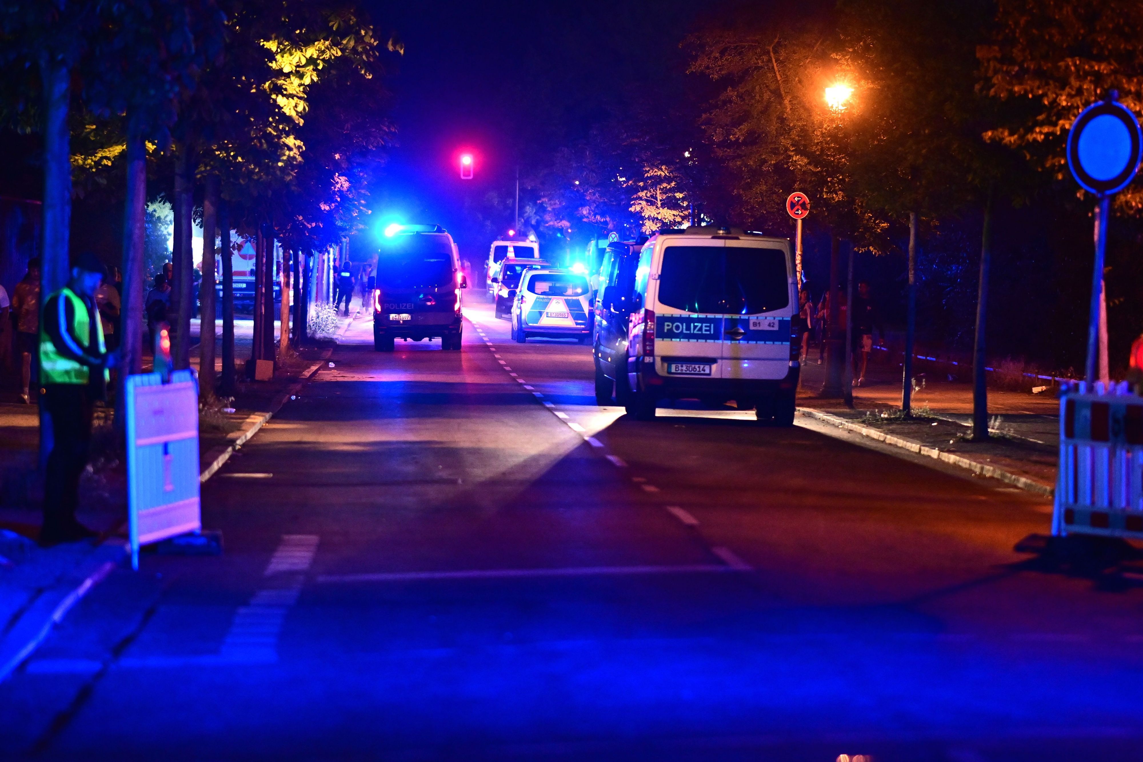 Einsatzkräfte der Polizei sind im Einsatz nach dem Abbruch des Christopher Street Day (CSD).