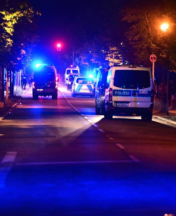 Einsatzkräfte der Polizei sind im Einsatz nach dem Abbruch des Christopher Street Day (CSD).