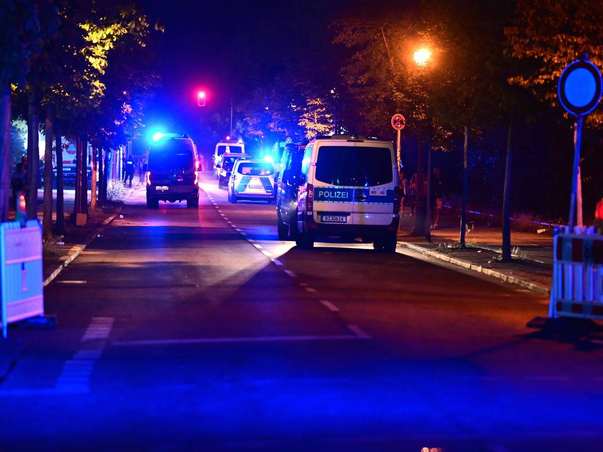 Einsatzkräfte der Polizei sind im Einsatz nach dem Abbruch des Christopher Street Day (CSD).