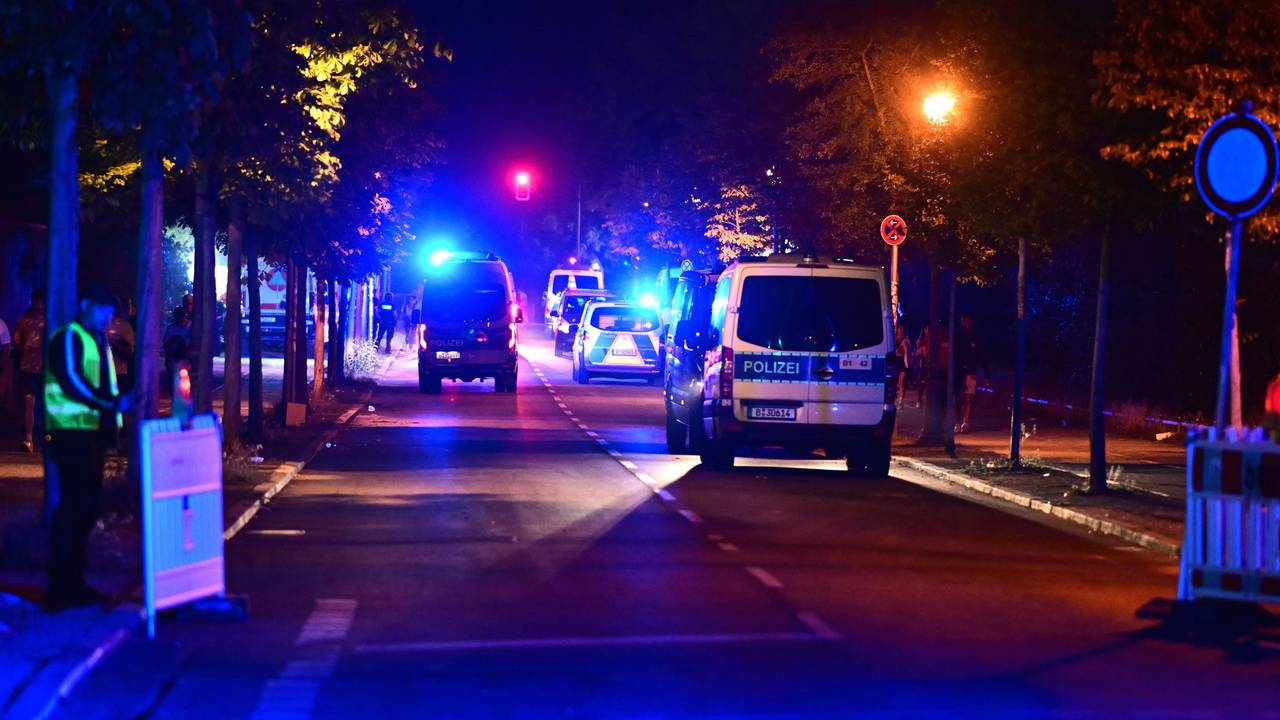 Einsatzkräfte der Polizei sind im Einsatz nach dem Abbruch des Christopher Street Day (CSD).