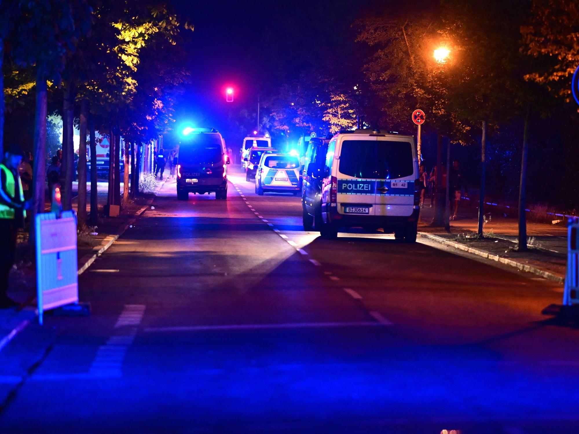Einsatzkräfte der Polizei sind im Einsatz nach dem Abbruch des Christopher Street Day (CSD).