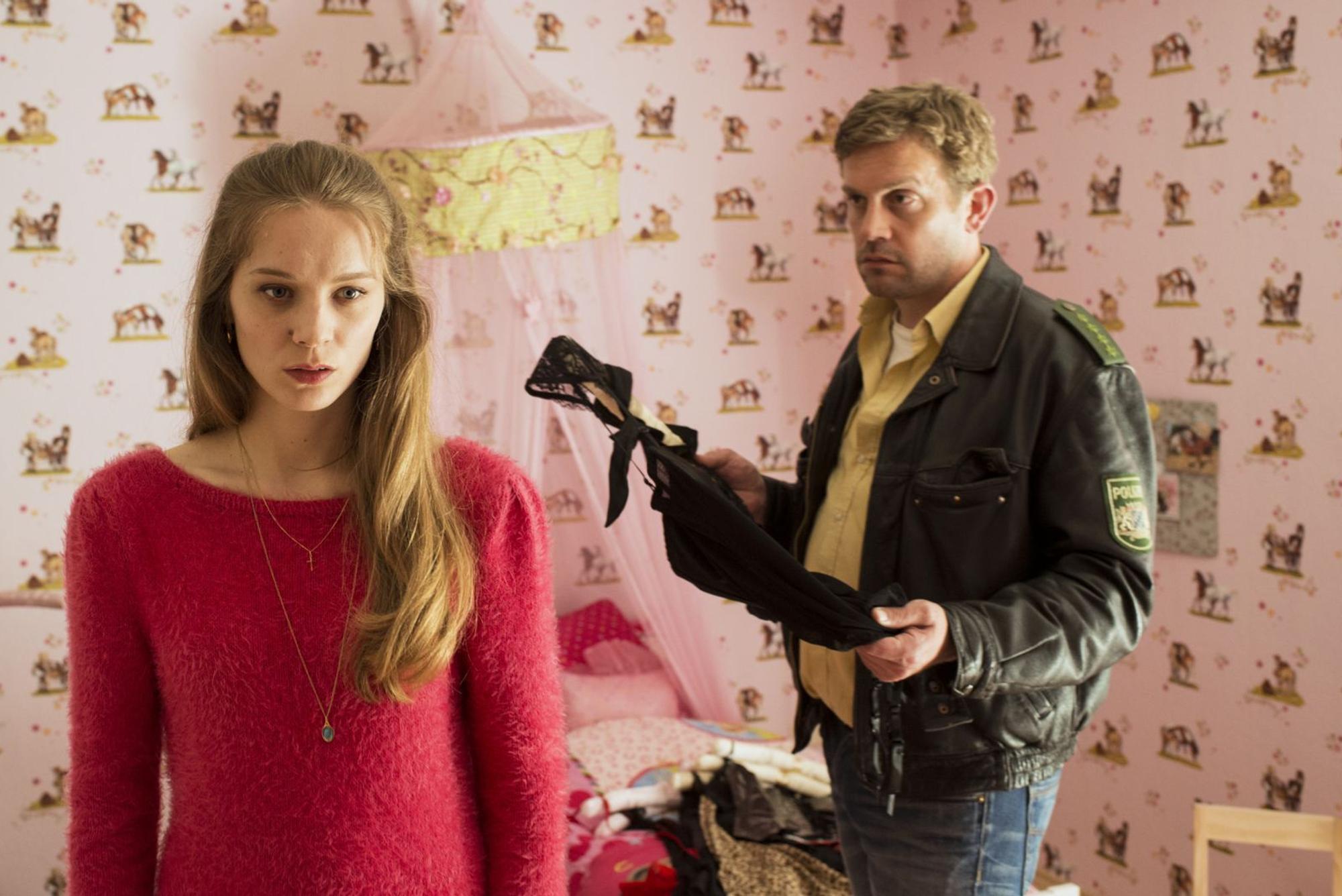 Schön und ein bisschen geheimnisvoll: Die Witwe Barschl (Lilith Stangenberg) ist eigentlich das klassische Beuteschema von Franz Eberhofer (Sebastian Bezzel). (Bild: ARD Degeto/BR/2017 Constantin Film/Bernd Schuller)